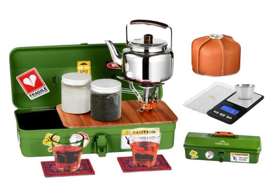 طقم شاي محمول للتخييم العائلي مع حقيبة معدنية - طقم خارجي مع غلاية، برطمانات، ميزان رقمي، أكواب زجاجية، وقواعد أكواب