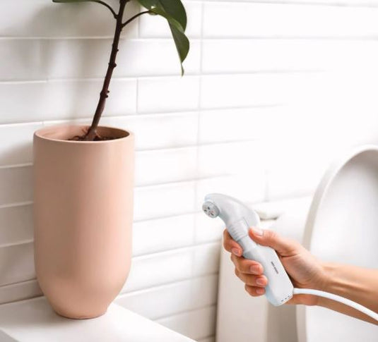 Green Lion Bidet Pro Portable 5.55W مع وضعين للرش، أنبوب مياه بطول 1.2 متر، مدة تشغيل 70 دقيقة، 1600mAh، شحن من النوع C، فوهة قابلة للتعديل - أبيض