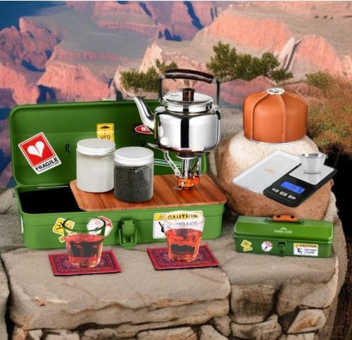 طقم شاي محمول للتخييم العائلي مع حقيبة معدنية - طقم خارجي مع غلاية، برطمانات، ميزان رقمي، أكواب زجاجية، وقواعد أكواب